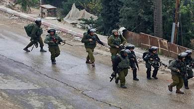 عناصر من القوات الإسرائيلية عقب اشتباكات مع فلسطينيين بعد تشييع جنازة في الضفة الغربية